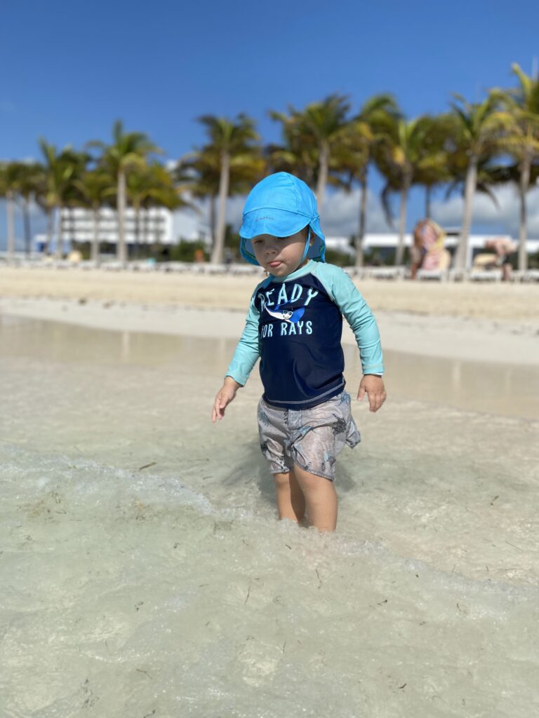 Niño disfrutando el mar en Riu Palace Costa Mujeres, en Cancún.