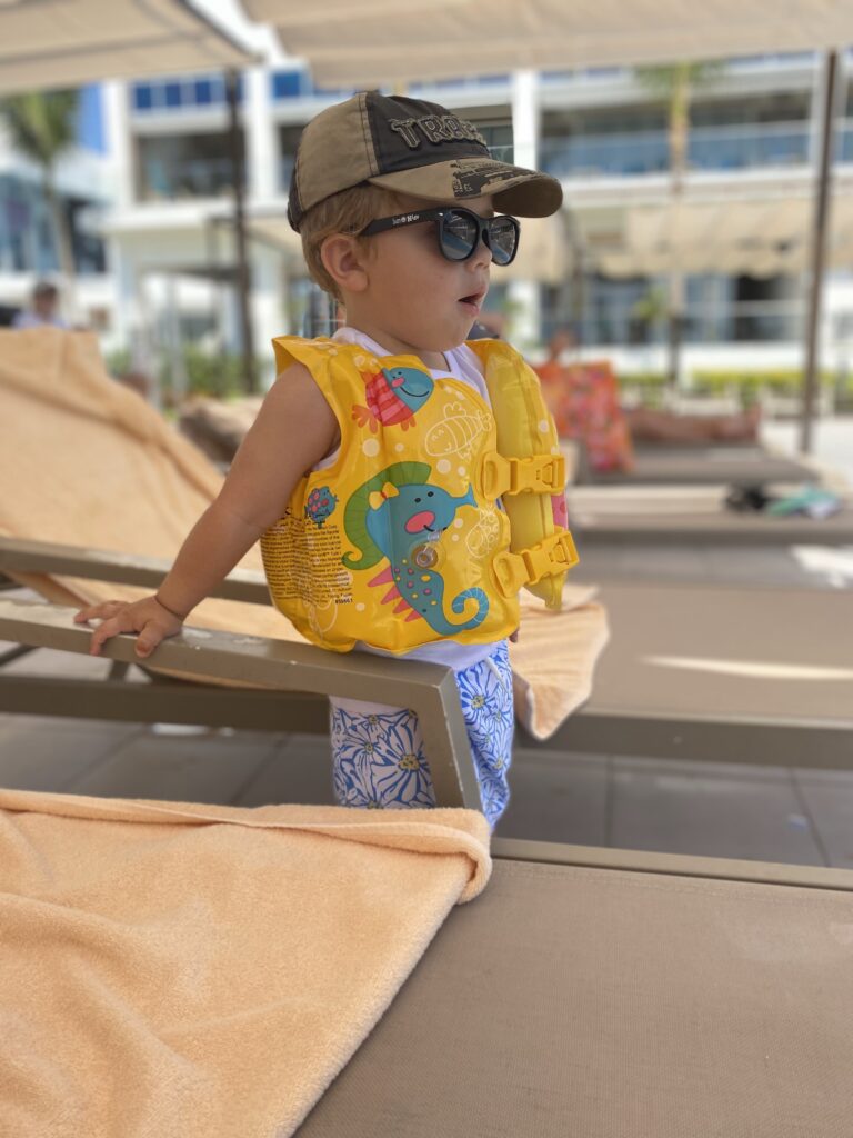 Niño disfrutando la pileta en Riu Palace Costa Mujeres, en Cancún.