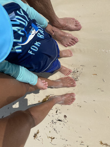 Familia en la arena de las playas en Cancún.